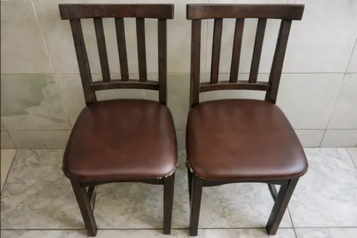 Cadeira em madeira maciça para restaurante.