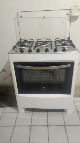 Vendo um fogão 5 boca em perfeito estado da Eletrolux .semi novo . Chama n ZAP *39