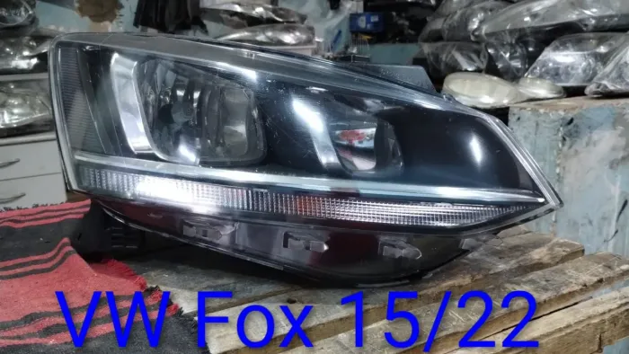 Farol direito VW Fox 15/22