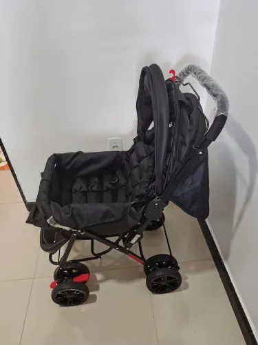 Carrinho de bebê semi novo alça reversível vira berço 