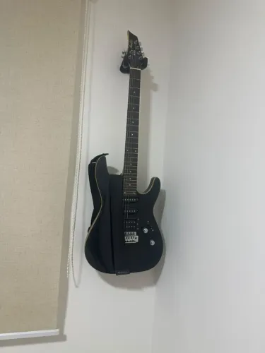 Vendo Guitarra Michael com Borne Strike , muito conservada.