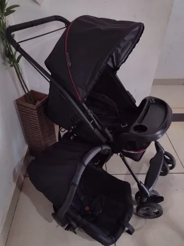 Carrinho com bebê conforto 