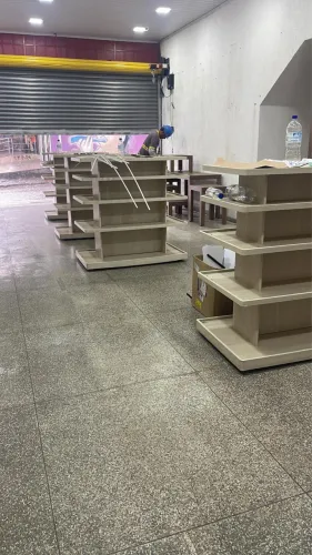 Vendo prateleiras e ilhas para loja