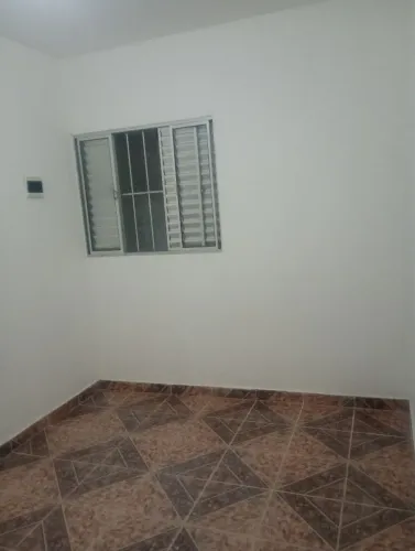 Aluga se casa linda recém pintada tudo novinho
