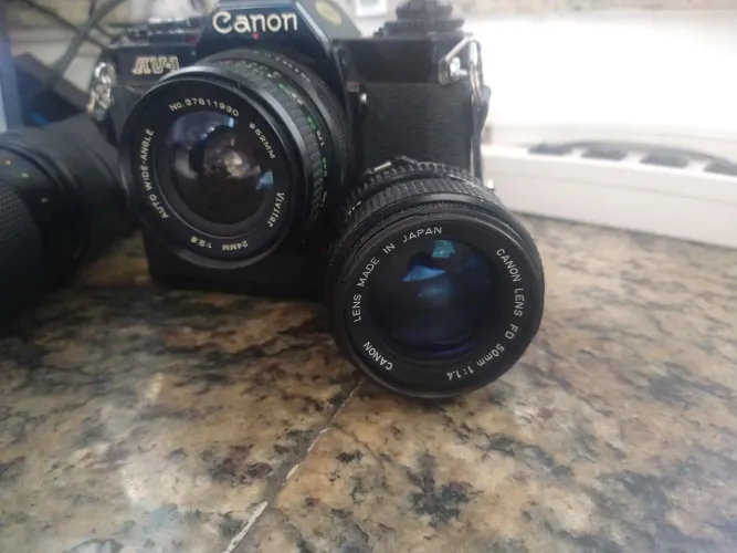Máquina Canon analógica AV-1 mais lentes