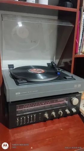 Toca discos + amplificador/rádio. Funcionando perfeitamente. Sem a caixa de som.