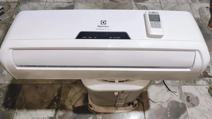 Vendo ar condicionado eletrolux inverter 9 mil BTUs com instalação e material incluso 