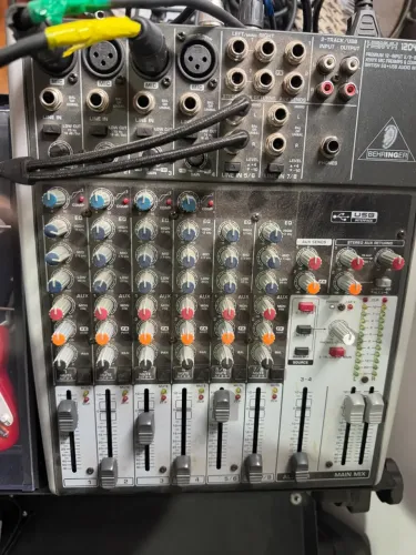 Mesa de som Behringer xenyx 1204 USB