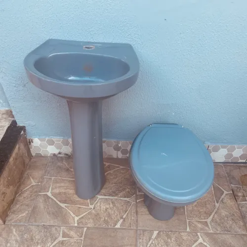Vaso sanitário e pia em excelente estado de conservação.