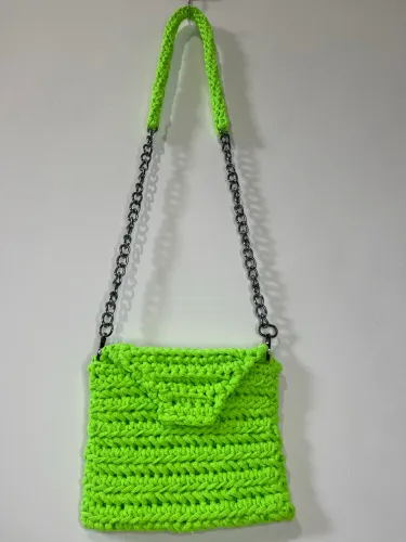 Bolsa de Crochê Verde com Alça Corrente Fio de Malha Artesanal
