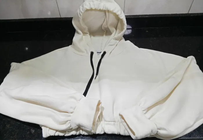 Casaco de moletom com capuz feminino.