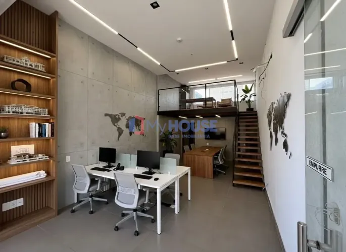 Ponto comercial no Vintage Mall com piso em porcelanato, fachada em blindex, elevador e vi
