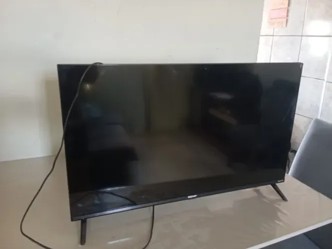 TV Smart TV 32" HD LED Semp com Roky quebrada