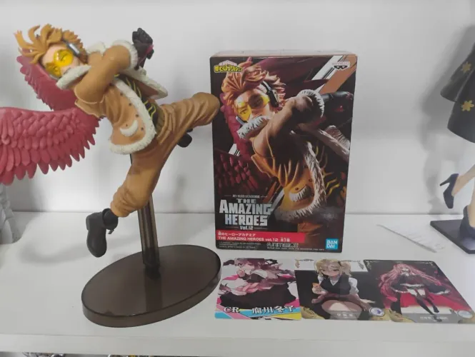 Hawks figure My hero original Bandai + Brinde
