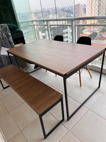 Mesa industrial com 2 cadeiras e 1 banco