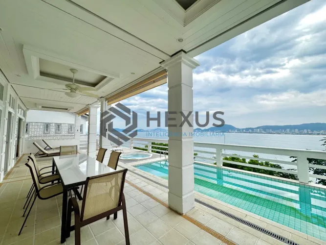 Casa frente mar com piscina e área gourmet no Condomínio Península na Praia da Enseada, Gu