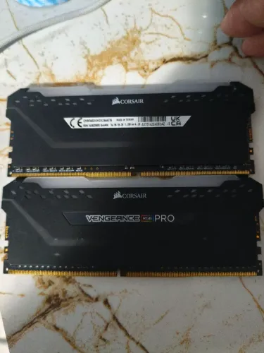 Memória ram ddr4 16GB (2x8) Corsair vengeance pro RGB