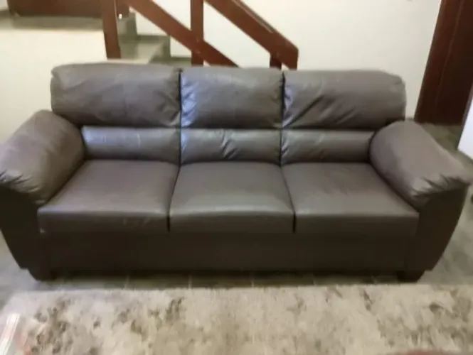 Conjunto de sofás em couro legítimo.