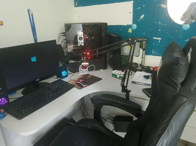 PC gamer completo com cadeira gamer monitor e CPU e outros acessórios