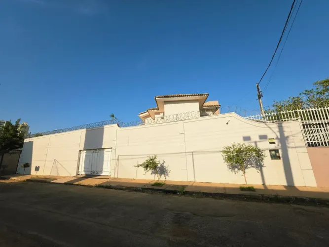 Sobrado de Esquina com 3 Suítes e Piscina a 300m do Shopping Estação
