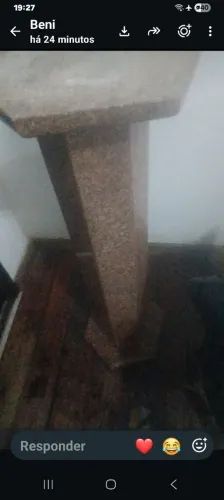 Vendo 2 mesas com desenho em leque para decoração e um pedestal de granito