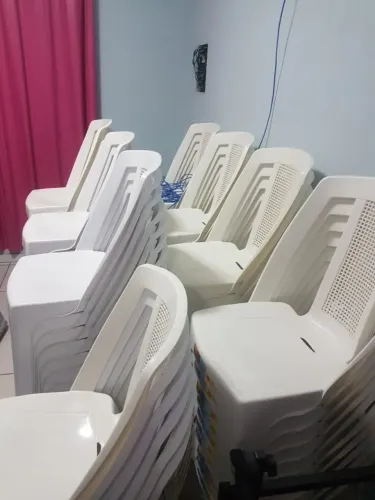 Vendo/troco lote de 76 cadeiras PVC modelo Paris marca Dolfin novas.