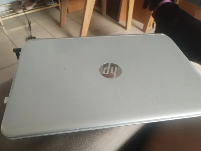 Notebook Cora I5, 4gb de memória.