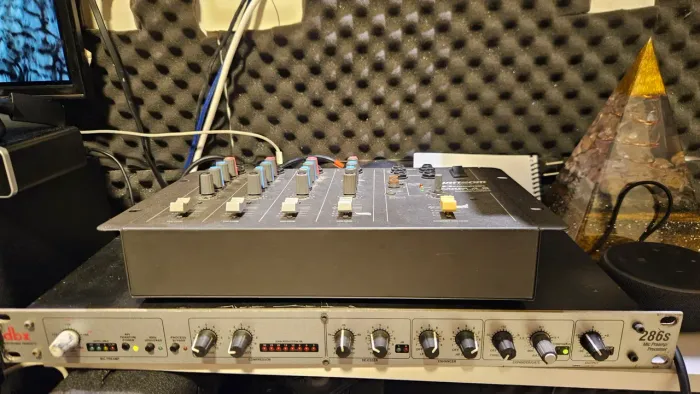 DBX 286s Processador de Voz + Mesa