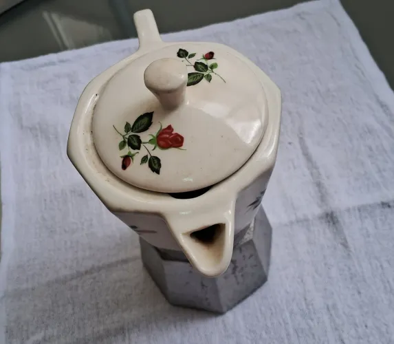 Antiquidade. Colecionáveis Cafeteira italiana antiga, louça e metal, dcorada com floral