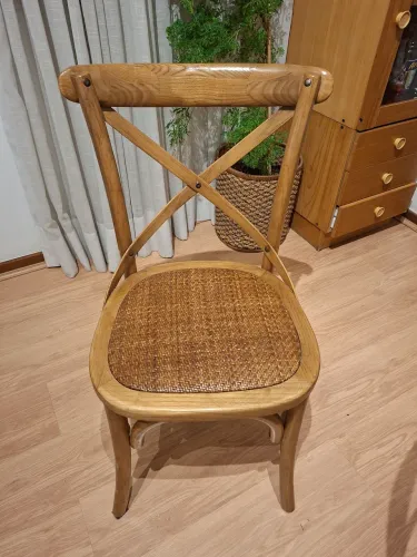 Cadeira elegante com avaria