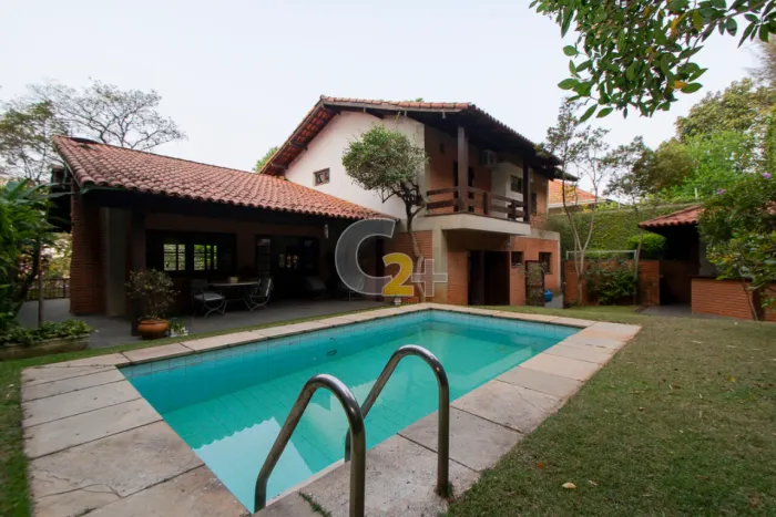 Casa Padrão à venda Sumaré com 3 quartos, 2 suítes e 3 vagas de garagem.