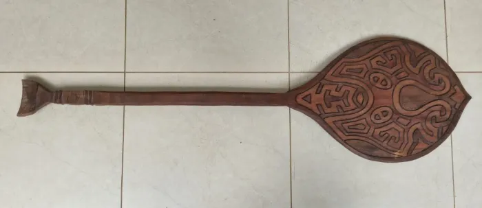 REMO DECORATIVO ARTESANAL EM MADEIRA ENTALHADA DESENHOS DE INSPIRAÇÃO ÉTNICA/TRIBAL