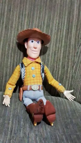 Woody Toy Story original com detalhes