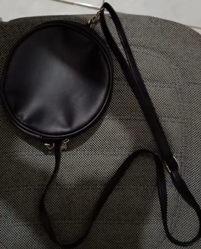 Bolsa redonda de couro preto