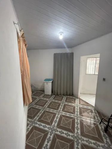Casa em torreão. 1 quarto, sala, banheiro e cozinha.