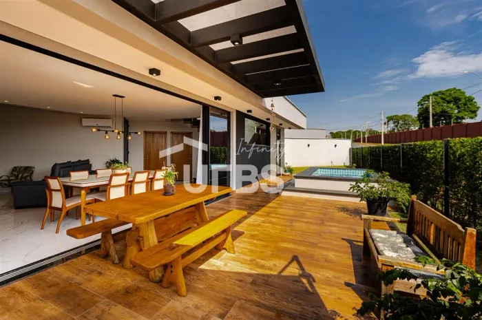 Sobrado à venda | Jardins Porto | 4 suítes | 4 vagas | quintal amplo