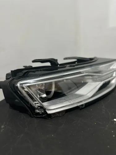 Farol Direito Audi Q3 HELLA