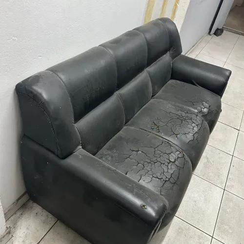 sofá de couro