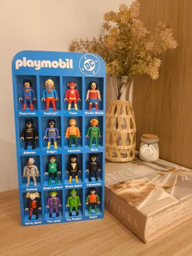 Colecionáveis Kinder Ovo DC Playmobil com expositor azul.