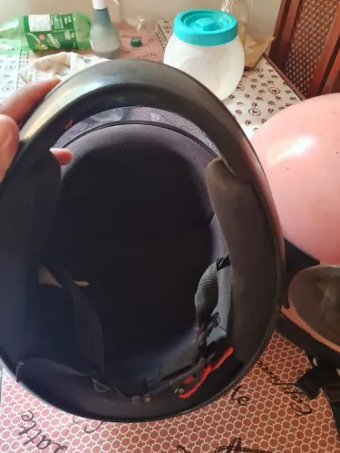 Vendo dois capacetes por 100 