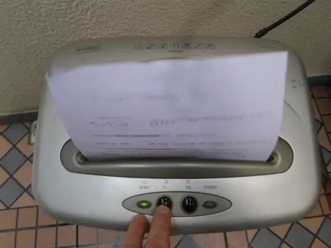 fragmentadora de papeis STAPLES 127 volts. grande de chão importada (só picota papel)