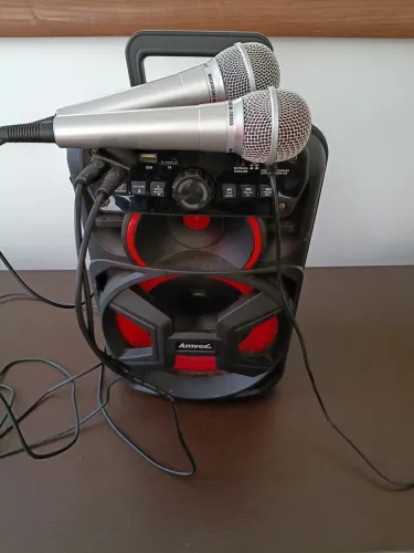 Som e microfone para karaokê
