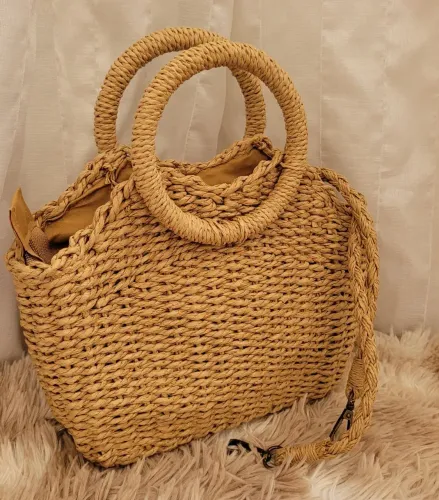 Bolsa em palha nova, pequena, linda e forrada 