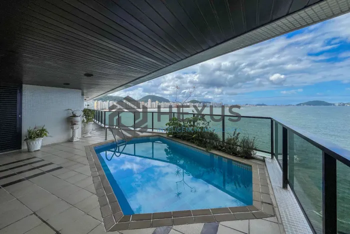 Apartamento de alto padrão frente mar com piscina na varanda vista mar e lazer na Praia da