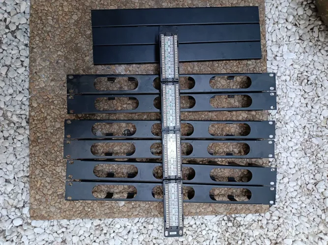 Kit Rack 19" Patch Panel 24 Portas Cat5e + Organizadores de Cabos