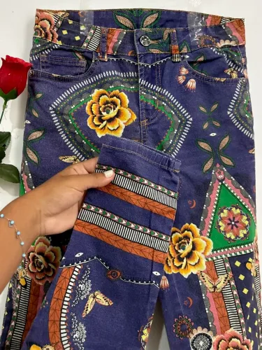 calça estampada Farm