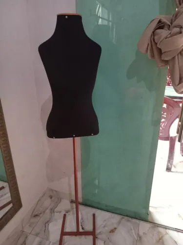 3 manequins 1 com suporte e 2 de blusa. aceito troca com maquinario de papelaria. 