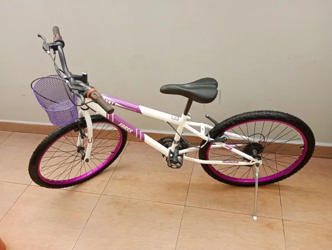 Bicicleta aro 24 com suporte de transporte para carro
