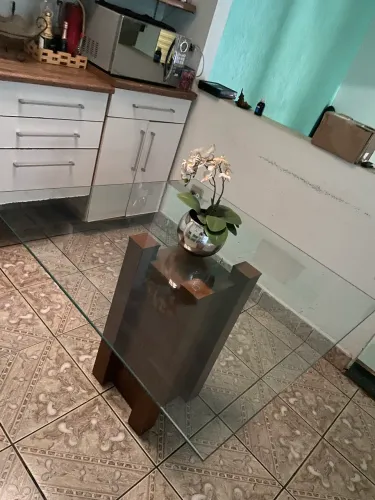 Mesa com base de madeira e tampa de vidro 