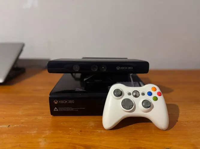 Xbox 360 Super Slim RGH + Kinect + HD 250gb com Jogos + Controle com Fio